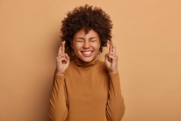 Retrato de mujer joven y hermosa gesticulando