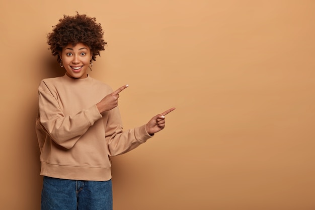 Retrato de mujer joven y hermosa gesticulando