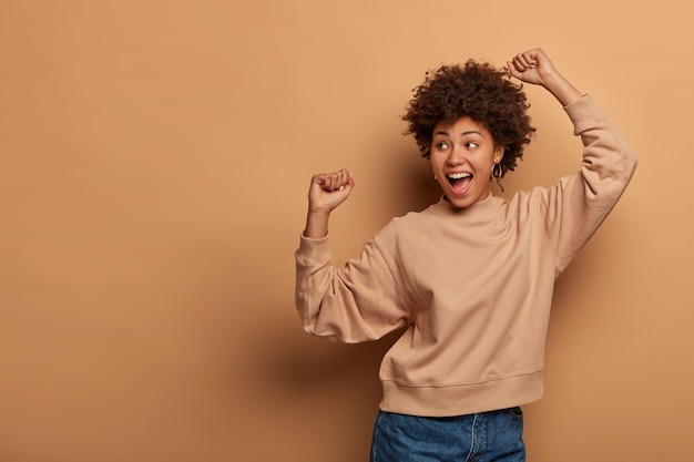 Retrato de mujer joven y hermosa gesticulando