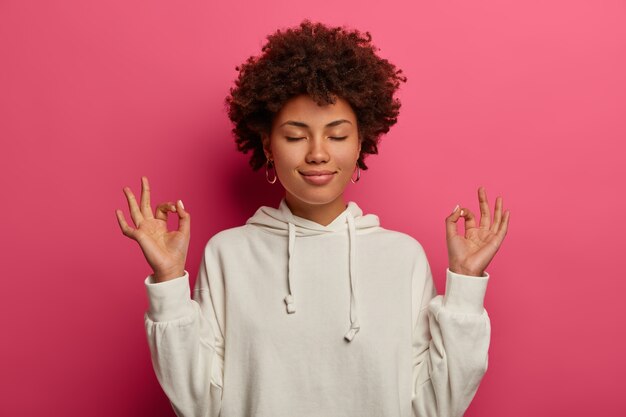 Retrato de una mujer joven y hermosa gesticulando