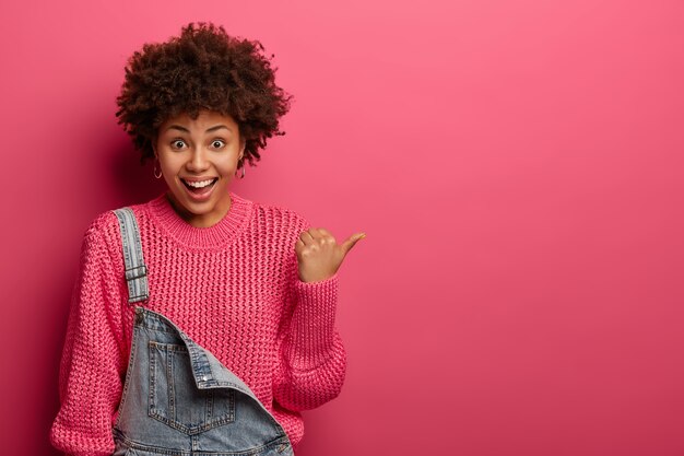 Retrato de mujer joven hermosa gesticulando