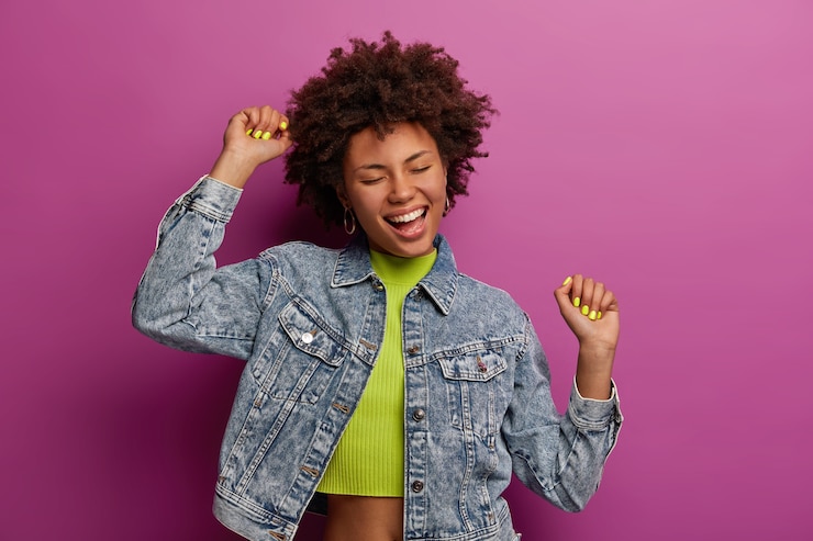 Foto gratuito retrato de mujer joven hermosa gesticulando