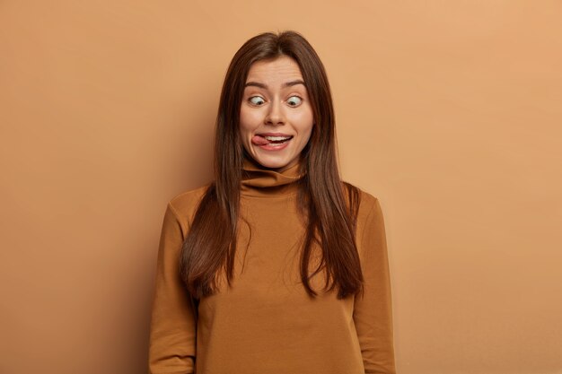 Retrato de mujer joven y hermosa gesticulando