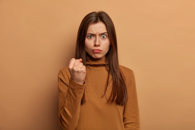 Retrato de mujer joven y hermosa gesticulando