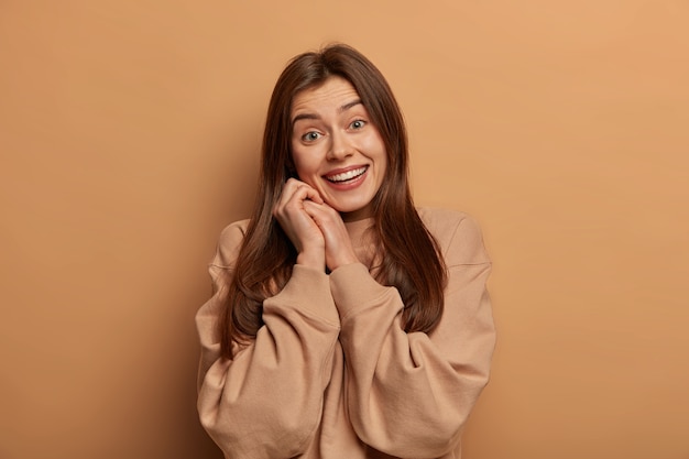 Retrato de mujer joven y hermosa gesticulando