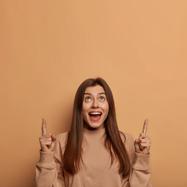 Retrato de mujer joven y hermosa gesticulando