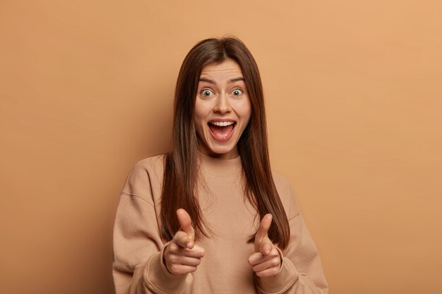 Retrato de mujer joven y hermosa gesticulando