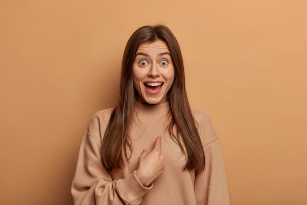 Retrato de mujer joven y hermosa gesticulando