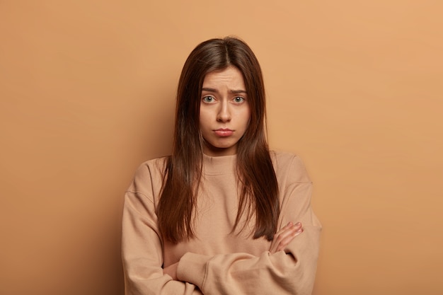 Retrato de mujer joven y hermosa gesticulando