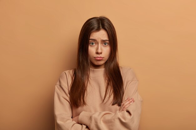 Retrato de mujer joven y hermosa gesticulando