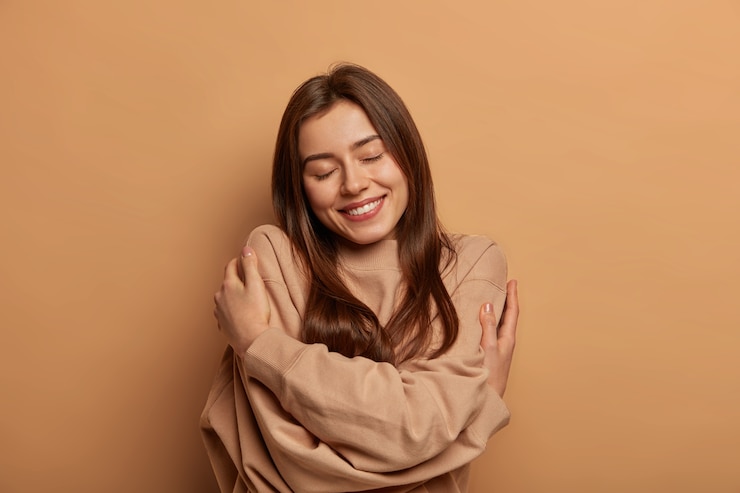 Foto gratuito retrato de mujer joven y hermosa gesticulando