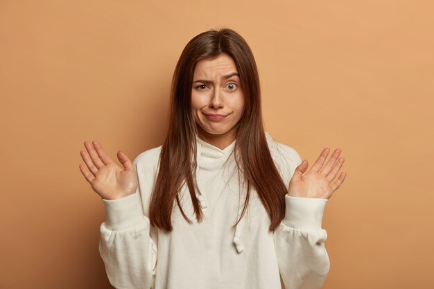 Retrato de mujer joven y hermosa gesticulando