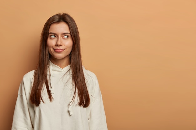 Retrato de mujer joven y hermosa gesticulando