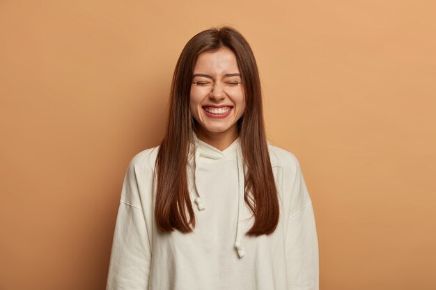 Retrato de mujer joven y hermosa gesticulando