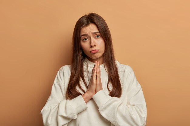 Retrato de mujer joven y hermosa gesticulando