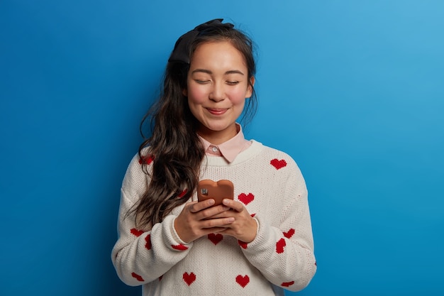 Retrato de mujer joven y hermosa gesticulando