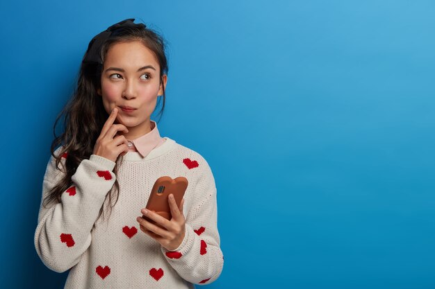 Retrato de mujer joven y hermosa gesticulando