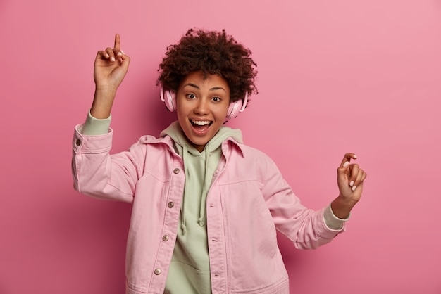 Retrato de mujer joven y hermosa gesticulando