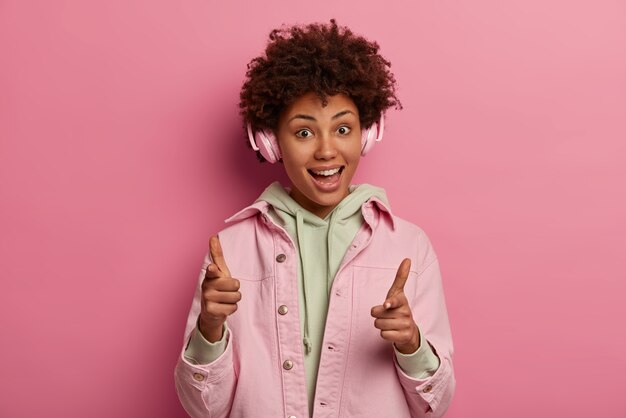 Retrato de mujer joven y hermosa gesticulando