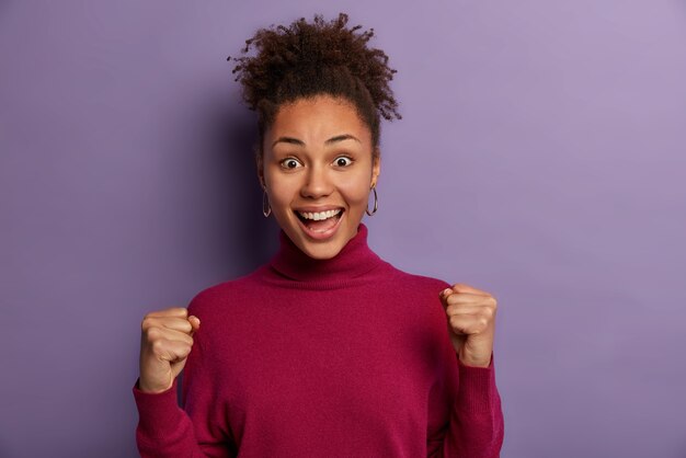 Retrato de mujer joven y hermosa gesticulando