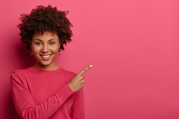 Retrato de mujer joven y hermosa gesticulando