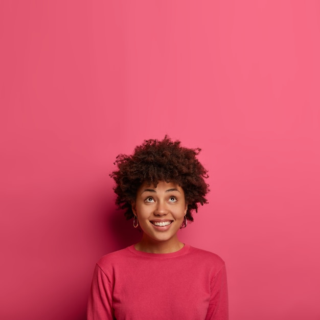 Retrato de mujer joven y hermosa gesticulando