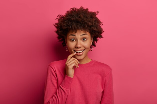 Retrato de mujer joven y hermosa gesticulando