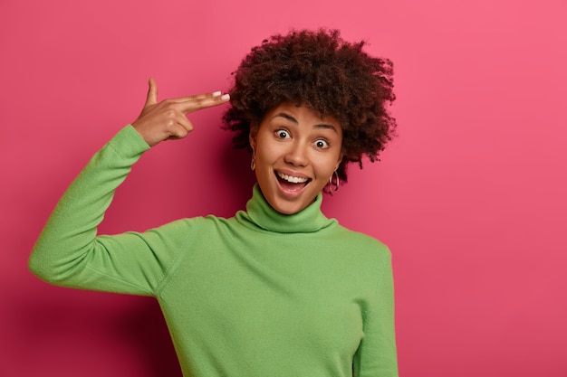 Retrato de mujer joven y hermosa gesticulando