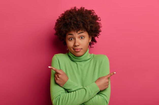 Retrato de una mujer joven y hermosa gesticulando