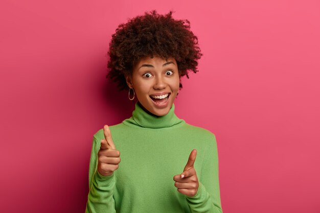 Retrato de mujer joven y hermosa gesticulando