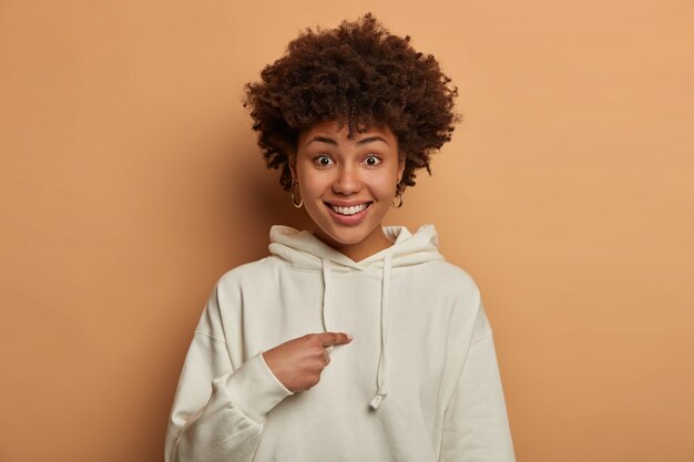 Retrato de mujer joven y hermosa gesticulando