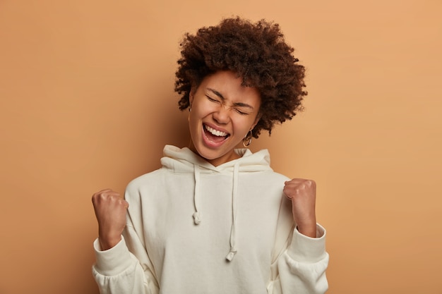 Retrato de mujer joven y hermosa gesticulando