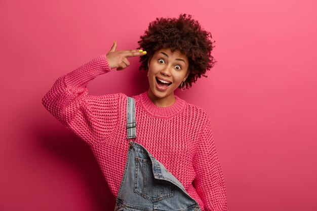 Retrato de mujer joven hermosa gesticulando