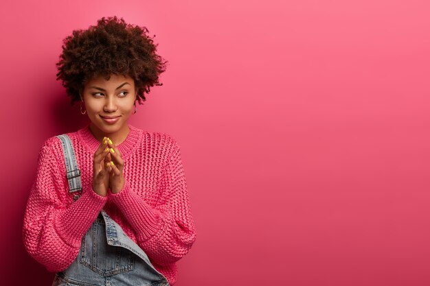 Retrato de mujer joven hermosa gesticulando