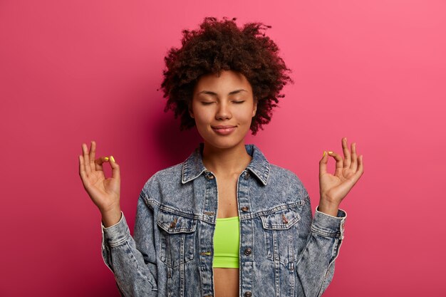Retrato de mujer joven hermosa gesticulando