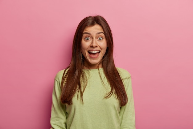 Retrato de mujer joven y hermosa gesticulando