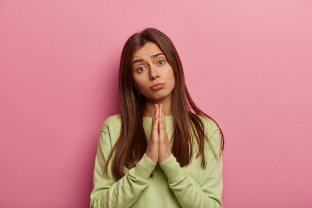 Retrato de mujer joven y hermosa gesticulando