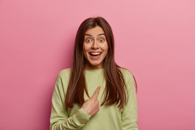 Retrato de mujer joven y hermosa gesticulando