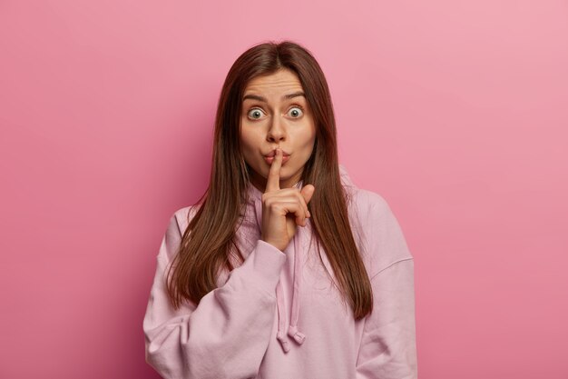 Retrato de mujer joven y hermosa gesticulando