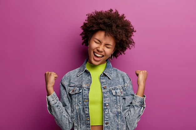 Retrato de mujer joven hermosa gesticulando