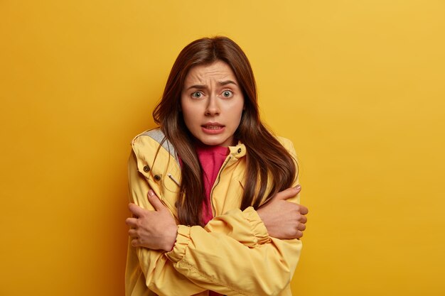 Retrato de mujer joven y hermosa gesticulando