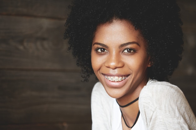 Retrato de mujer joven hermosa con peinado afro