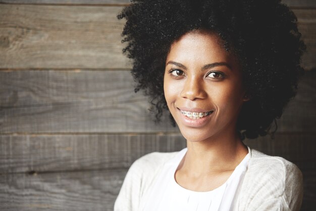 Retrato de mujer joven hermosa con peinado afro