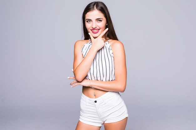 Foto gratuita retrato de mujer joven hermosa pensar en nueva idea y mirar algo sobre fondo gris