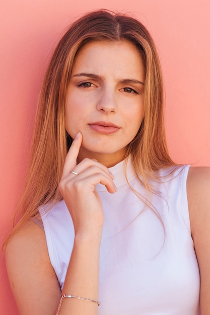 Retrato de una mujer joven hermosa que mira la cámara