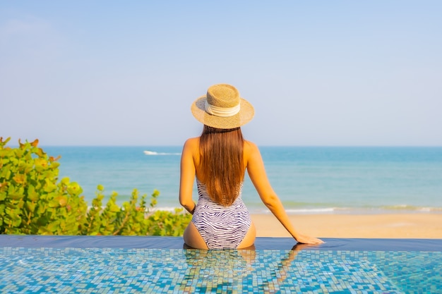 Retrato de mujer joven hermosa relajándose en la piscina