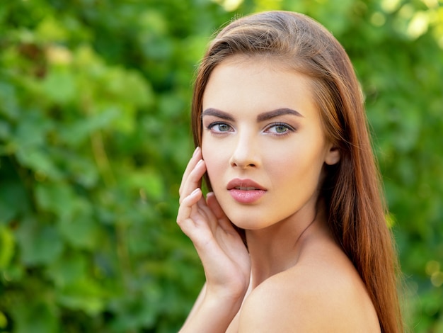 Retrato de mujer joven hermosa con rostro limpio. Hermoso rostro de mujer adulta joven con piel limpia y fresca - naturaleza. Rostro de la joven y bella mujer sexy al aire libre. Rostro de belleza de mujer joven.