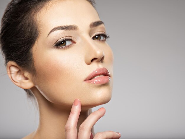 Retrato de mujer joven hermosa con rostro limpio. Rostro de mujer hermosa de cerca