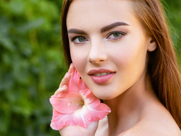 Retrato de mujer joven hermosa con rostro limpio.