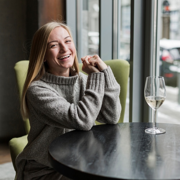 Foto gratuita retrato de mujer joven hermosa sonriendo